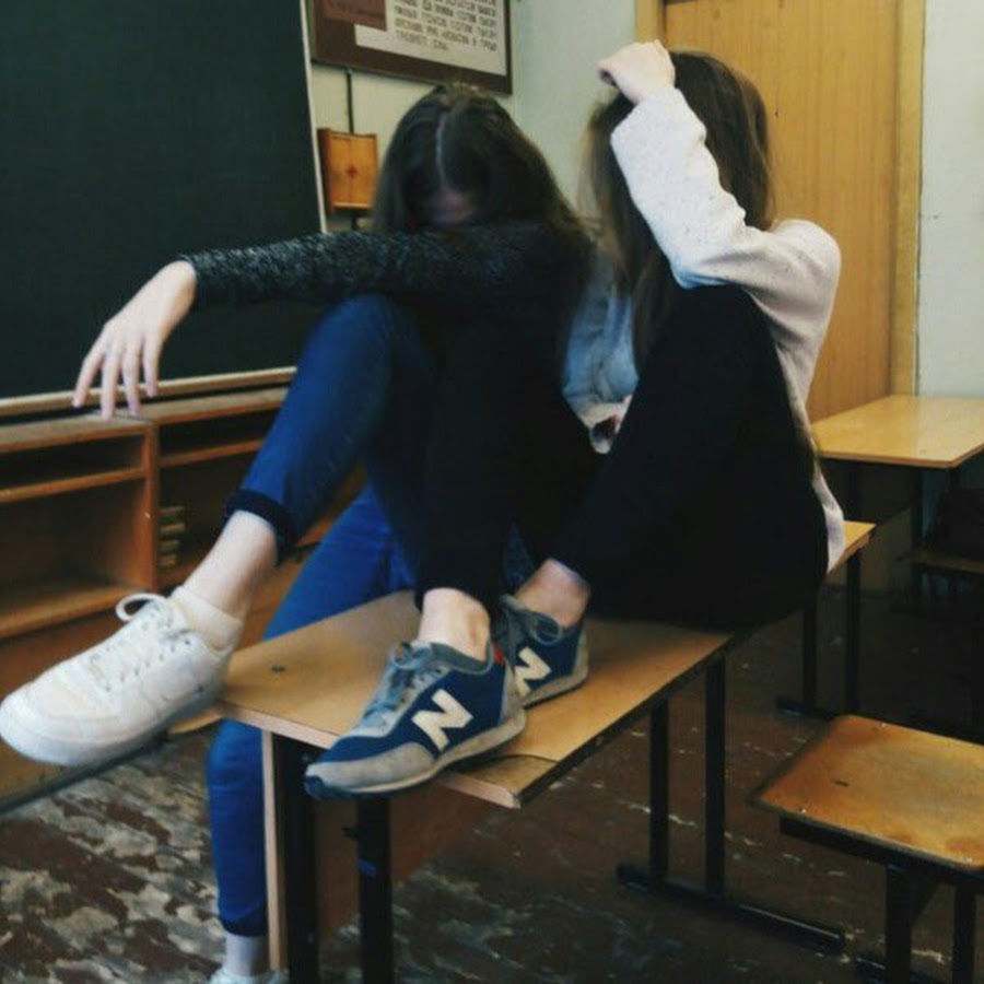 Девушки в подъезде без лица на аву Девушки в подъезде без лица на аву