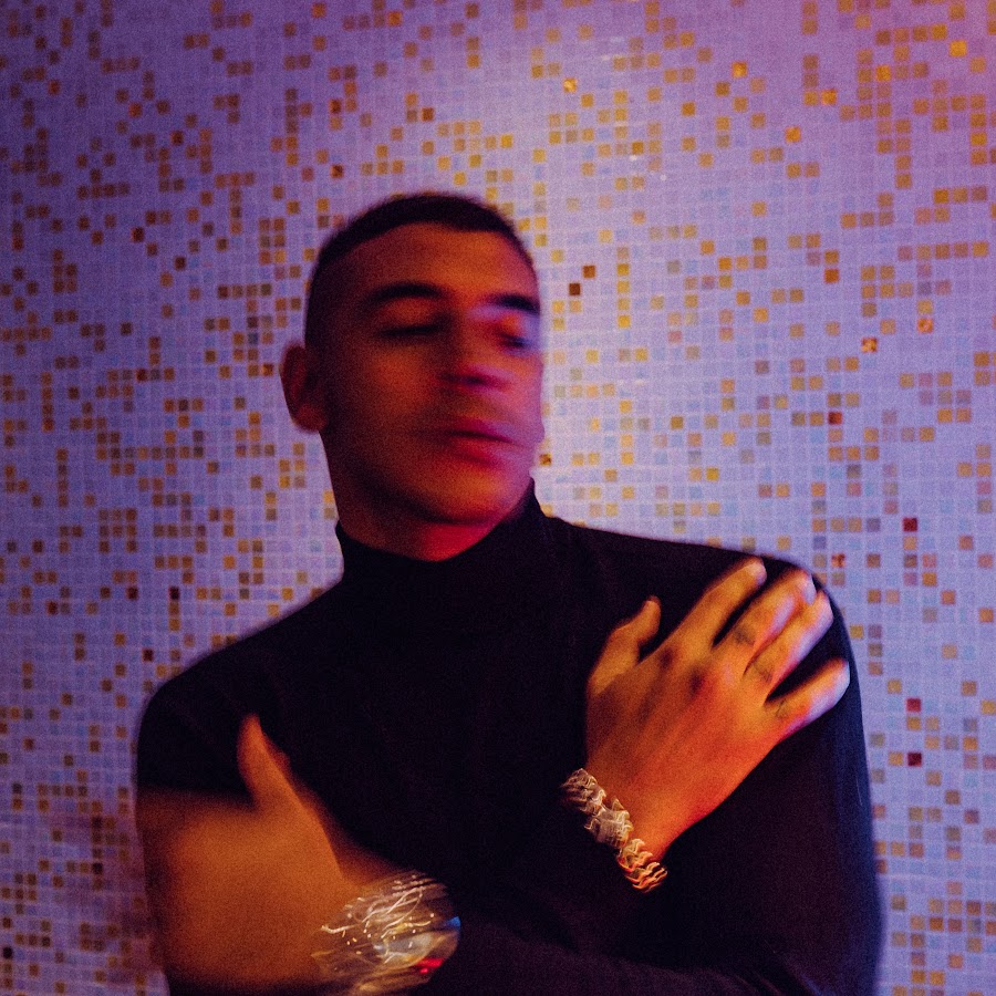 La Mujer Que Bota Fuego Lyrics English