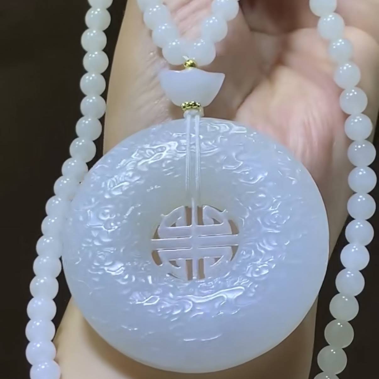 货头精选💰1880🉐️ 尺寸54*10mm。93g 和田玉【平安扣】白度一级，密度