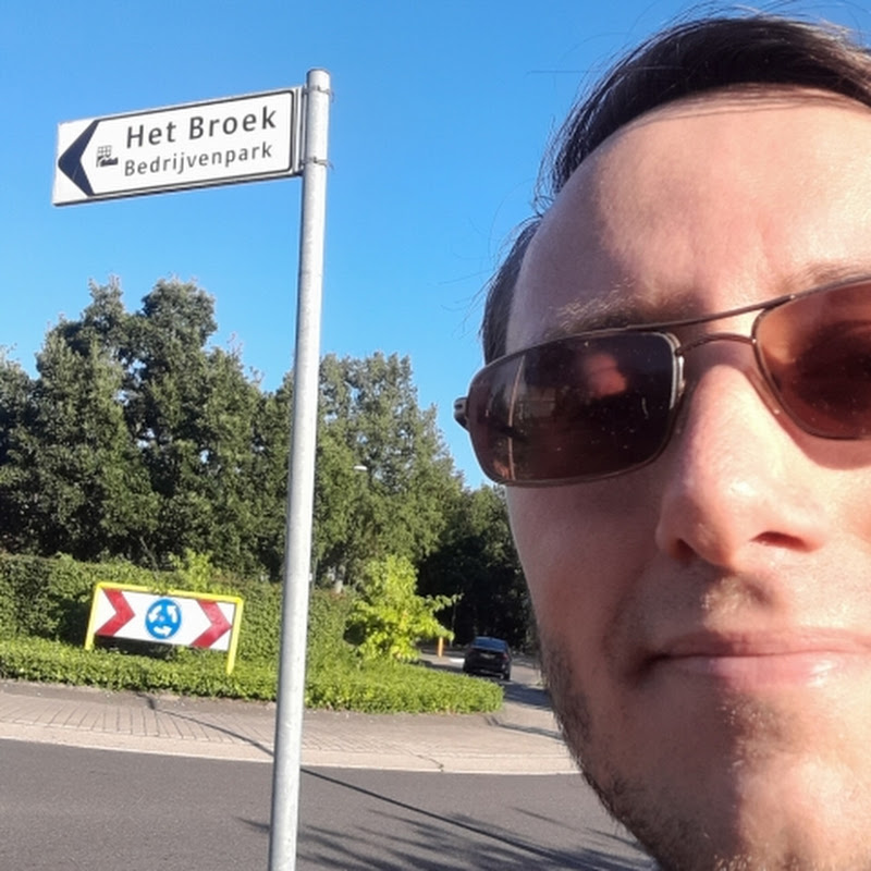 Teacher Maurice teaching Dutch