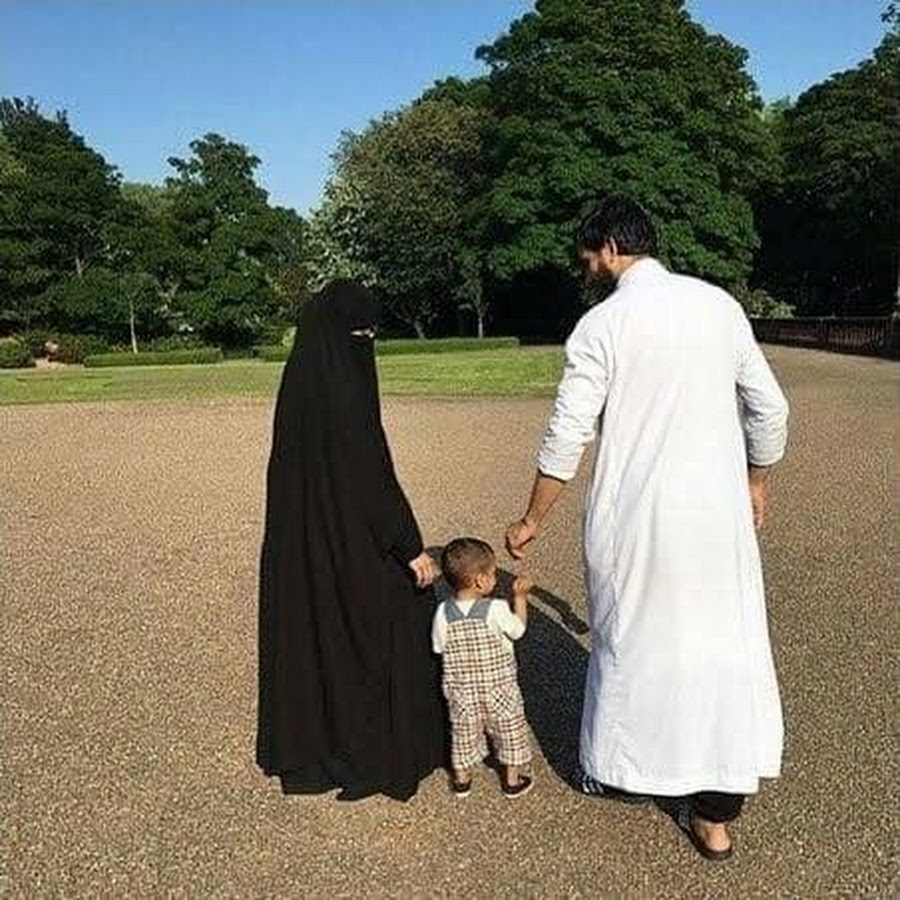 Картинка мусульманская жена. Мусульманская семья с детьми. Мусульманка с ребенком. Мусульманка с ребенком на руках. Мусульманка с мужем.