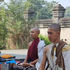 Dưới Chân Thầy