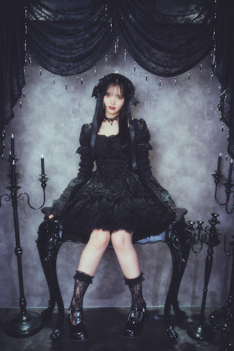 真鍋凪咲 生誕ビジュアル🖤】 6月28日生まれ、もうすぐ21歳。 生誕
