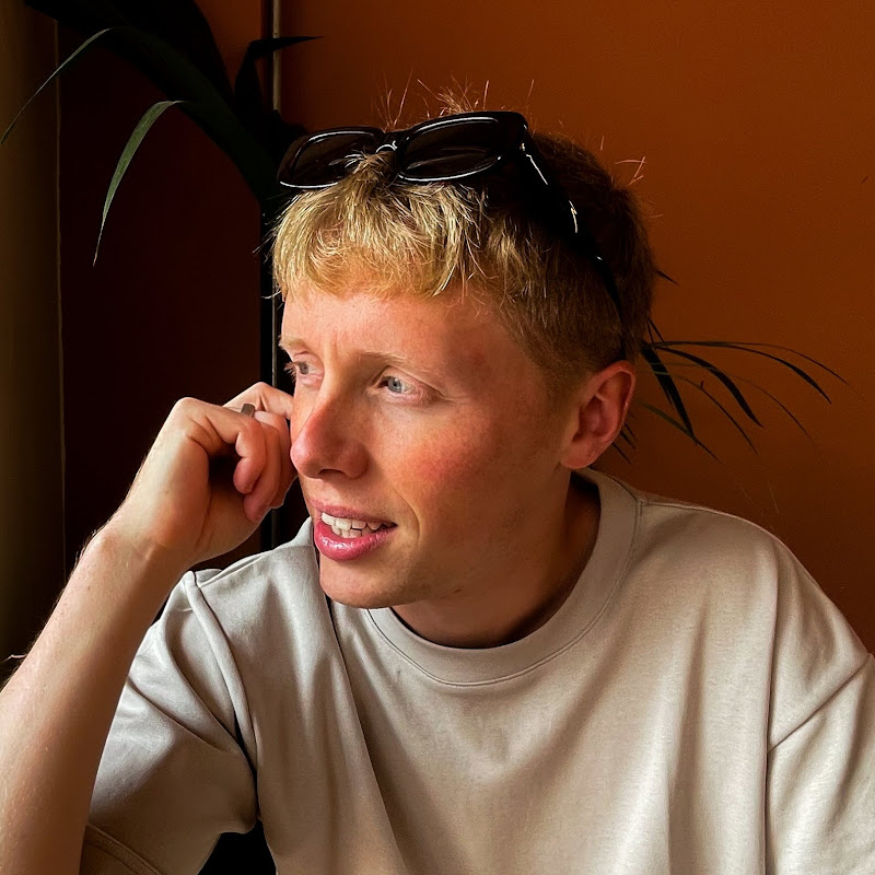 Jacob Sucks At Code Logo