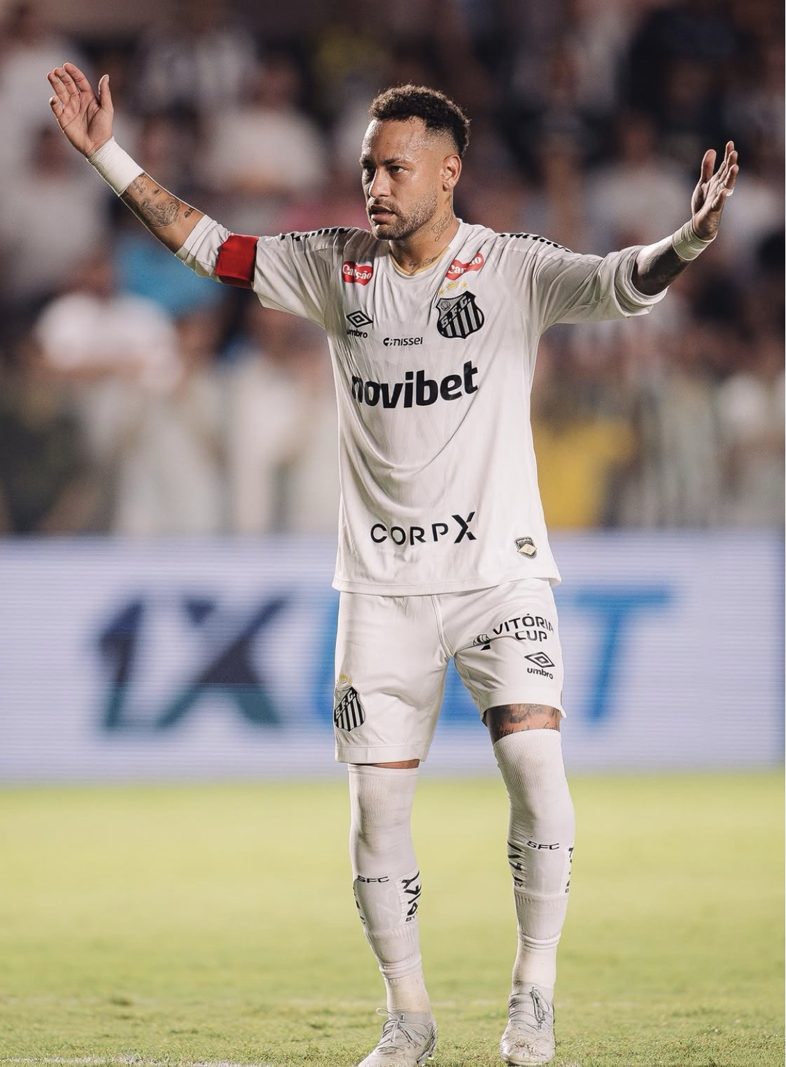 テレビ Neymar E o Neymar que tem um aparelho de TV box e um Xbox one fat. Ta