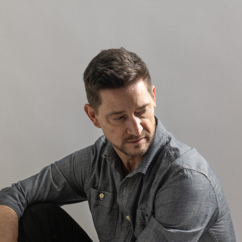 Kev Thompson - Topic