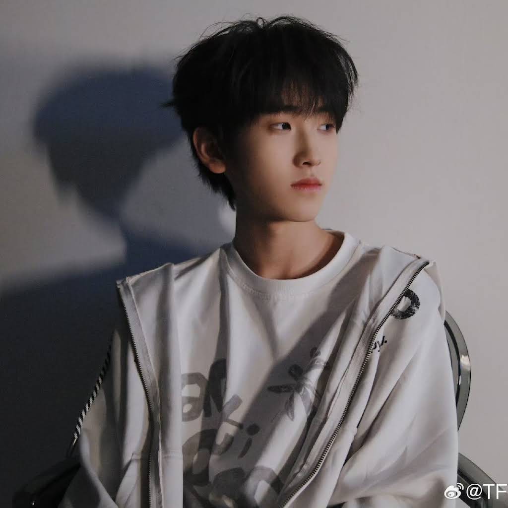 TF家族四代【左奇函】 ZuoQiHan - YouTube