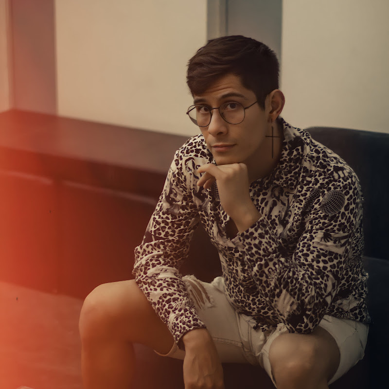 El chico de los lentes