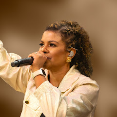 Nívea Soares