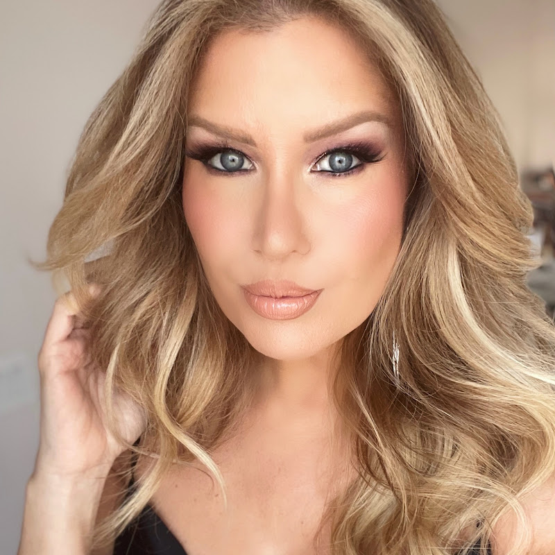 Risa Does Makeup Logo