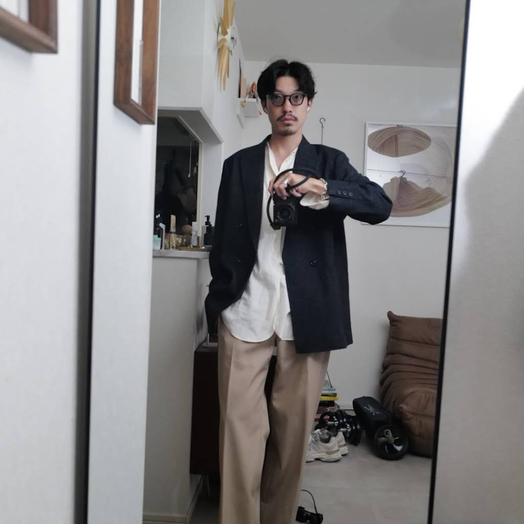 ULTERIOR フットボールT ナミカズ氏着用 ネイビーとブラックでまとめたスポーツmix。 COMOLIの
