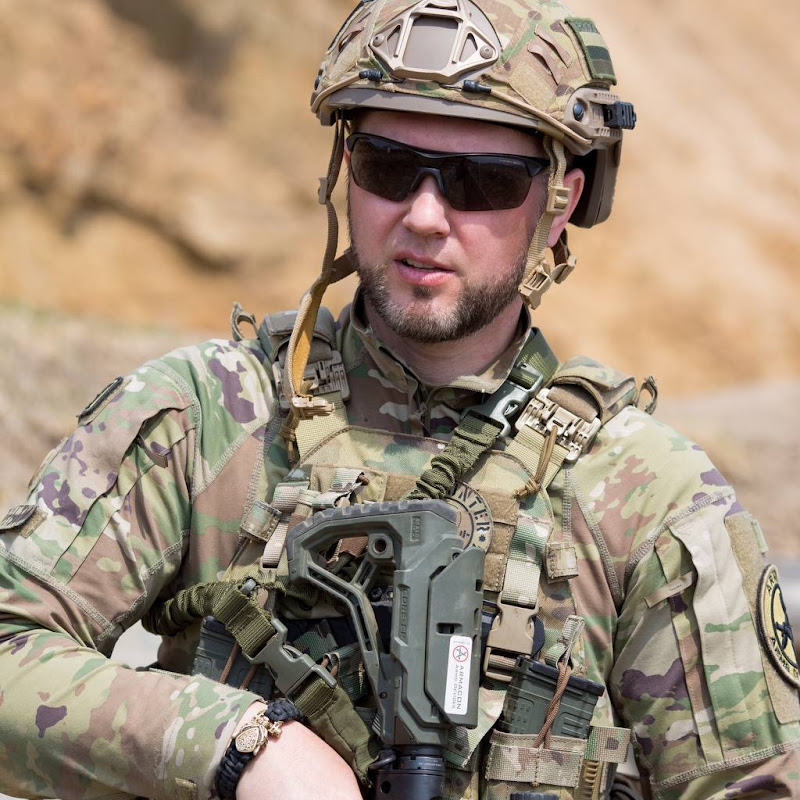 Инструктор Счастливый Logo