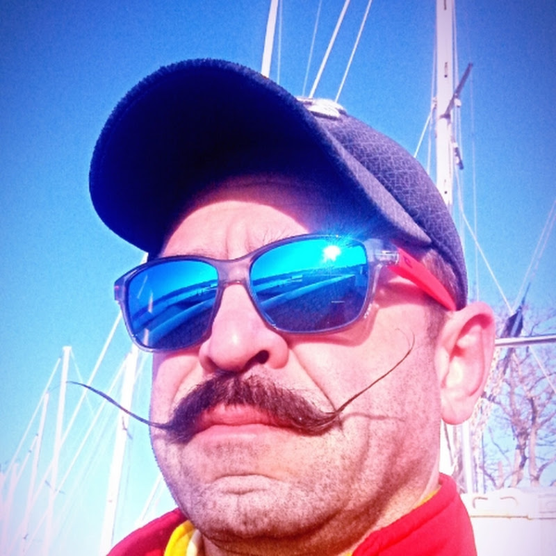 gilloumoustache