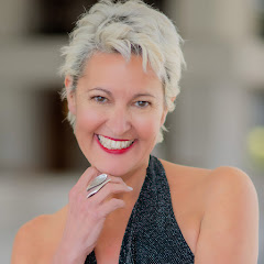 Myrto Mangrioti | Loving Living | Coach