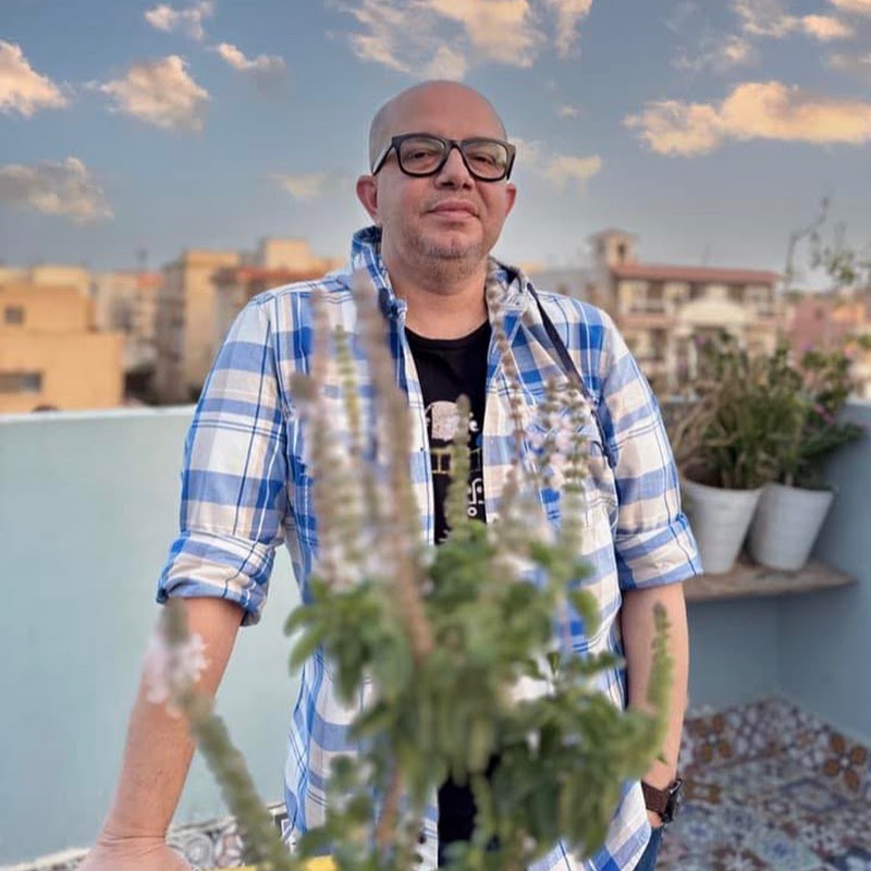 الكاتب عمر طاهر