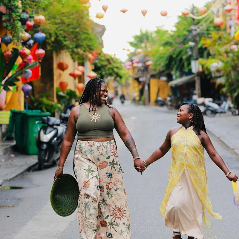 A Girl and a Carry On YT