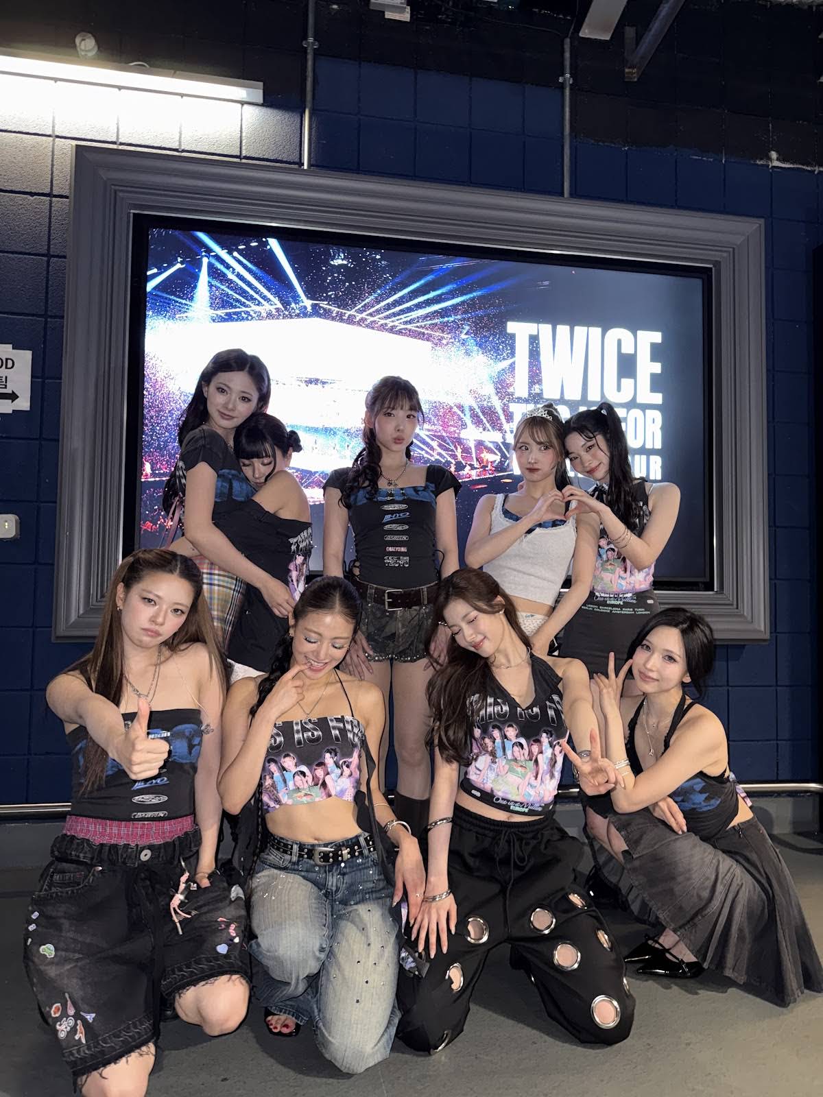 TWICE THIS IS FORWORLDTOUR ウィンドブレーカー ツウィ YouTube