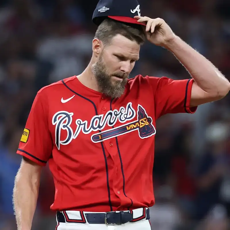 Chris Sale con uniforme rojo de los Atlanta Braves durante un partido de postemporada de Grandes Ligas.