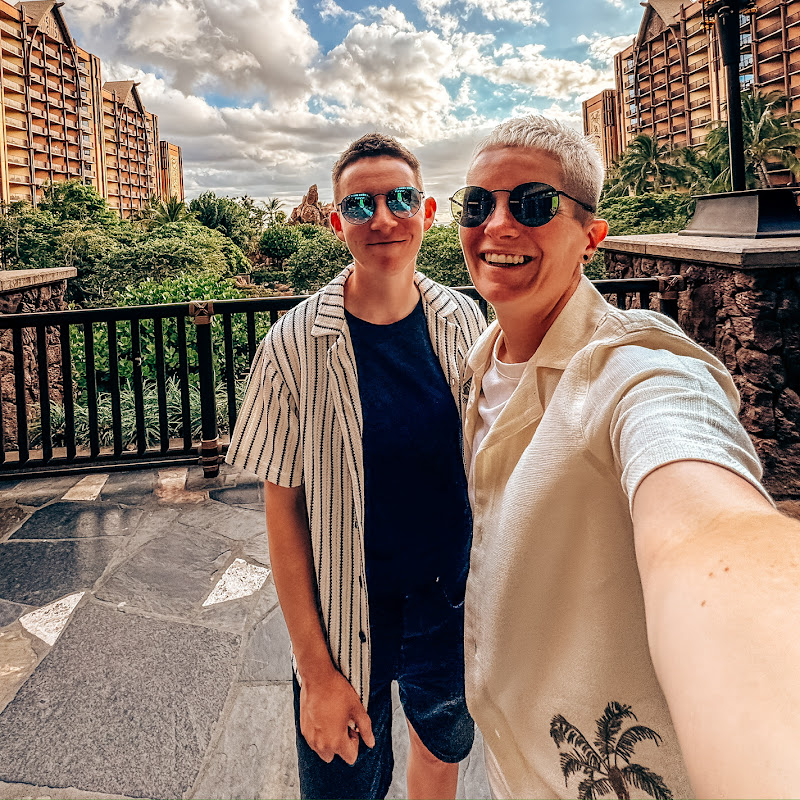 Viv & Kaz 🌴 🌺 
