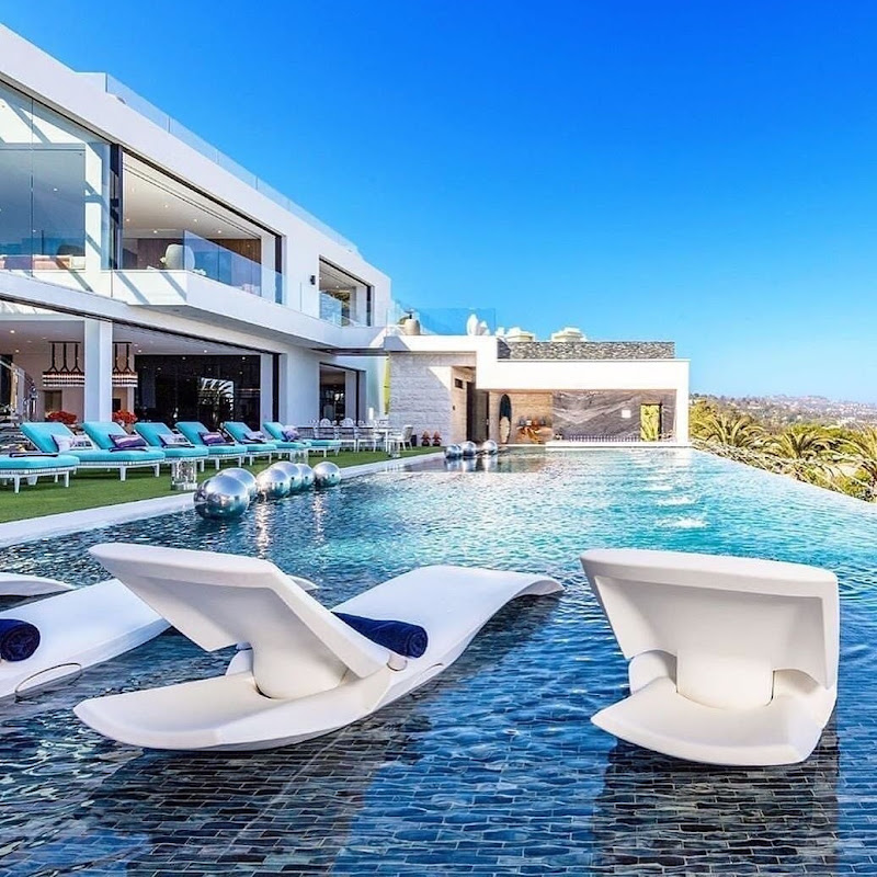 A LIFESTYLE OF LUXURY