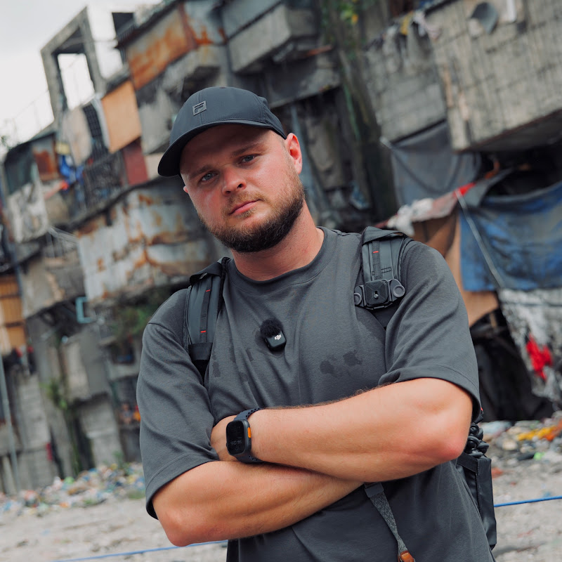 Макс Путешествует Logo