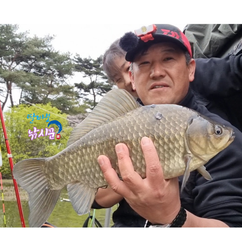 딸바보낚시꾼 Logo