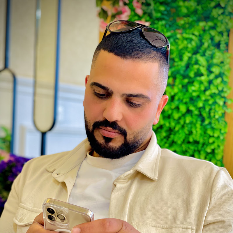 محبين الفنان الفلسطيني محمد الشيخ