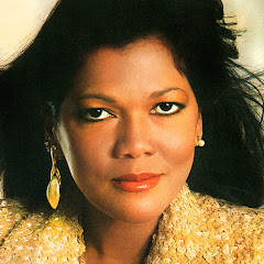 Ángela Carrasco - Topic