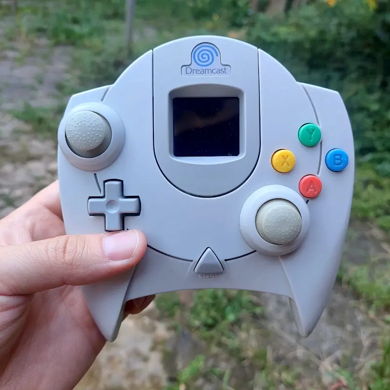 Dreamcolor+: A wireless controller with a built in colored VMU ...