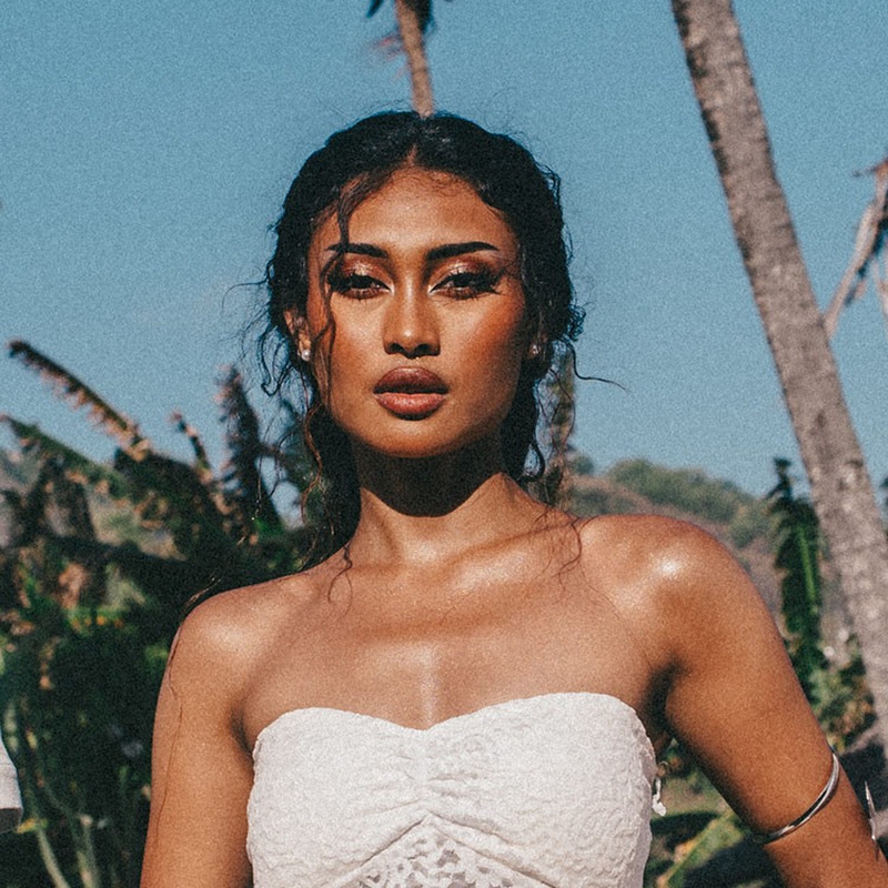 Novia Bachmid - Topic