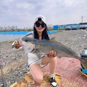 Female fishing friend Weiwei