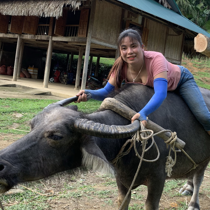 A girl who specializes in repairing machines Logo