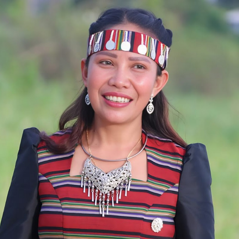 ແສງມະນີ ສຶນຕະກລາງ