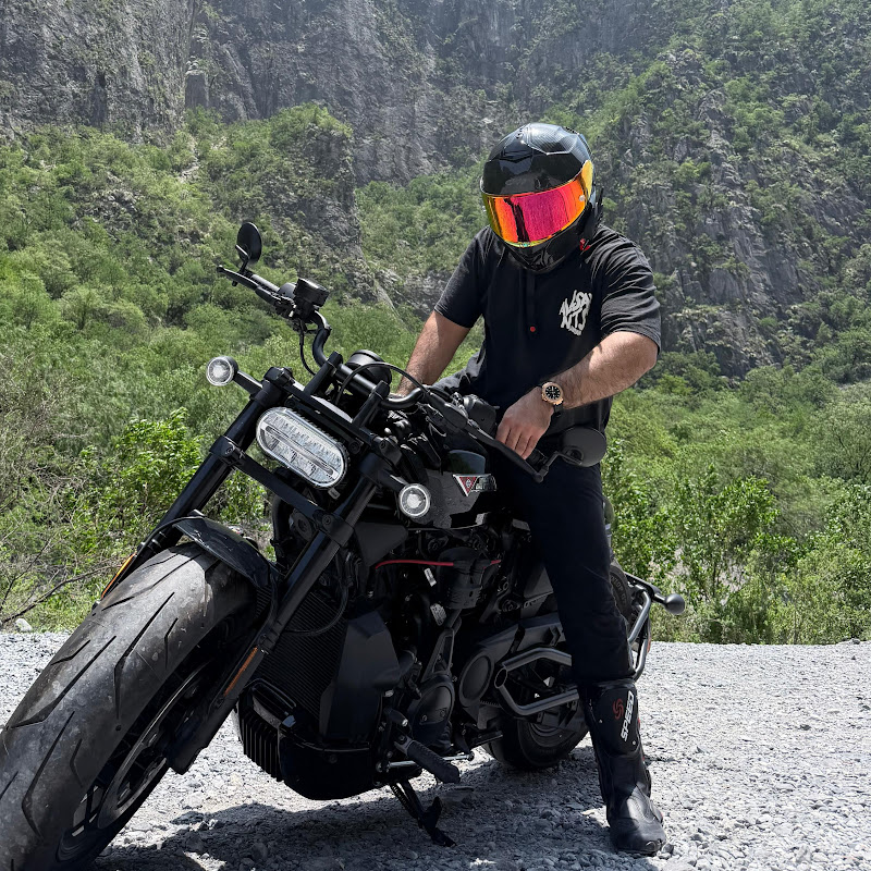 Moto Hunker