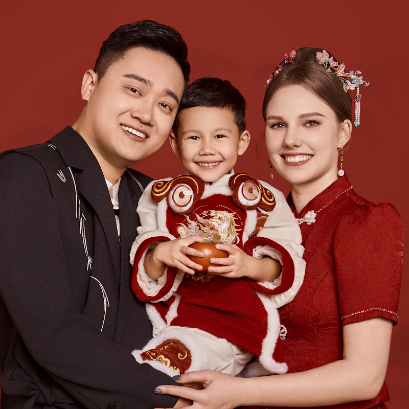 云飞和热尼娅 Logo