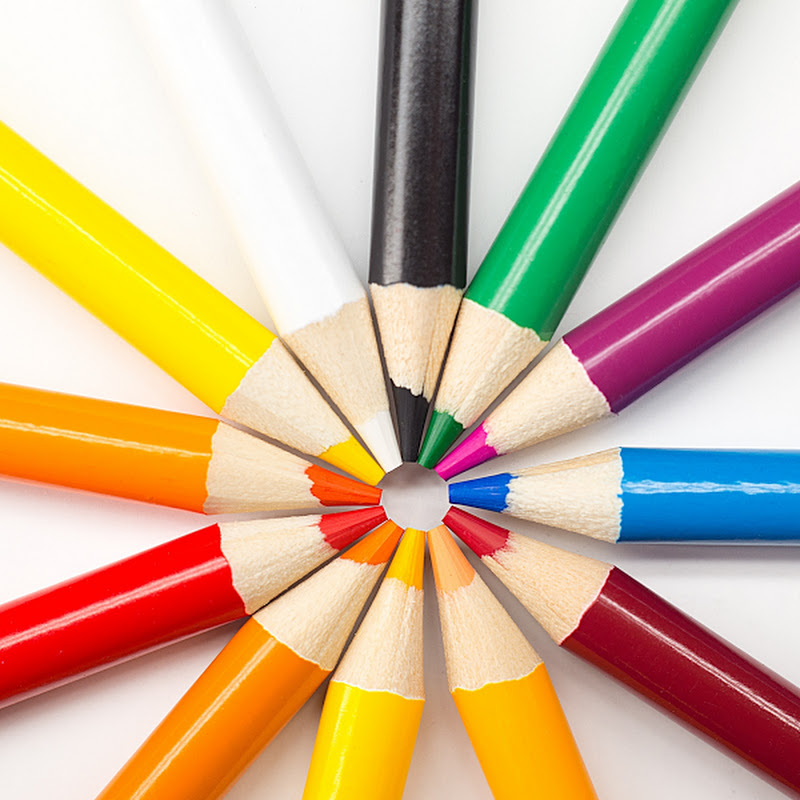 ارسم والعب Logo