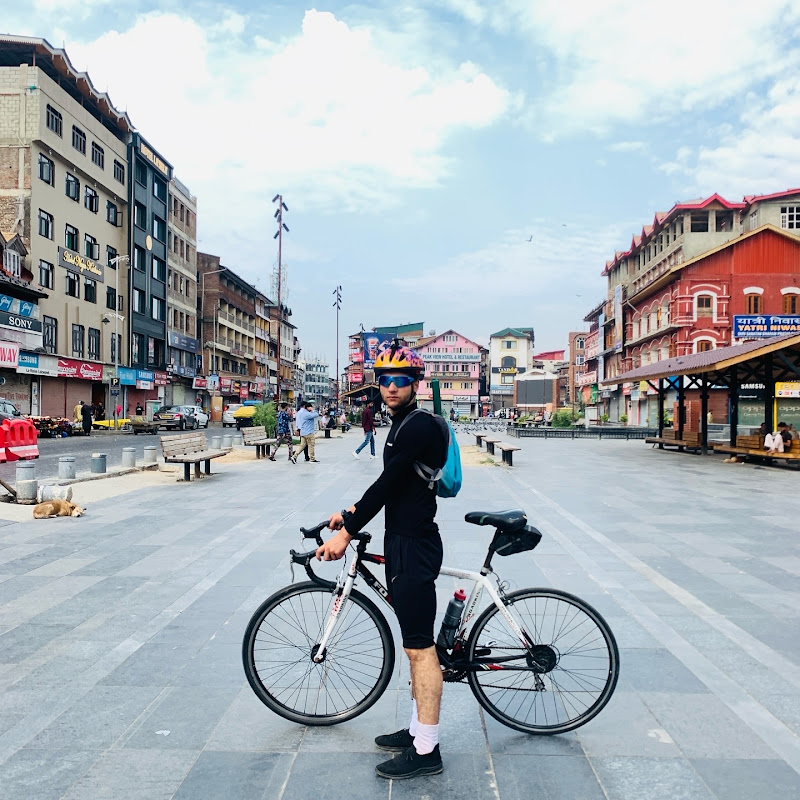 Hire Inaamcyclist — Individual Sports (Tennis, Golf, Swimming) YouTube creator for sponsorships