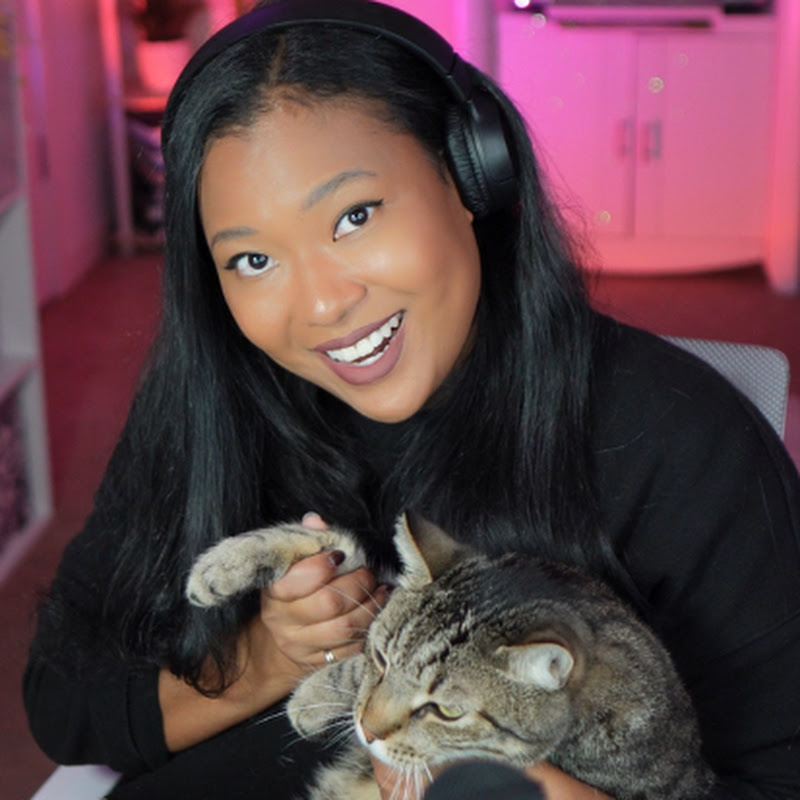 Nia Maki Reacts Logo