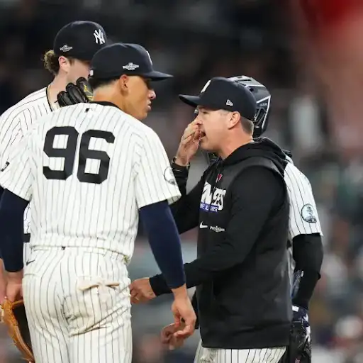Matt Blake conversa con un lanzador de los Yankees durante la temporada 2026