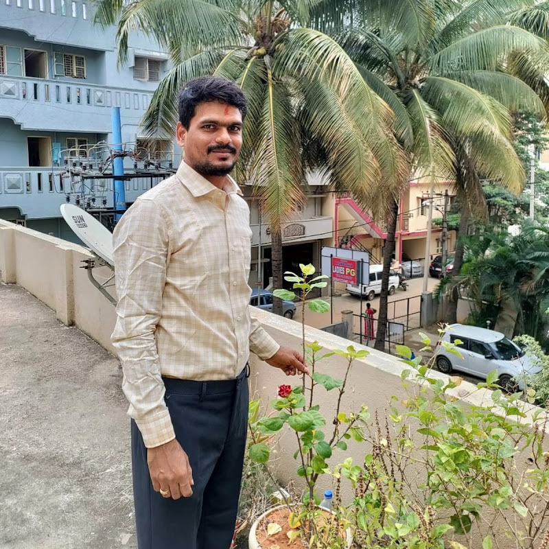 Technology World Hub Logo