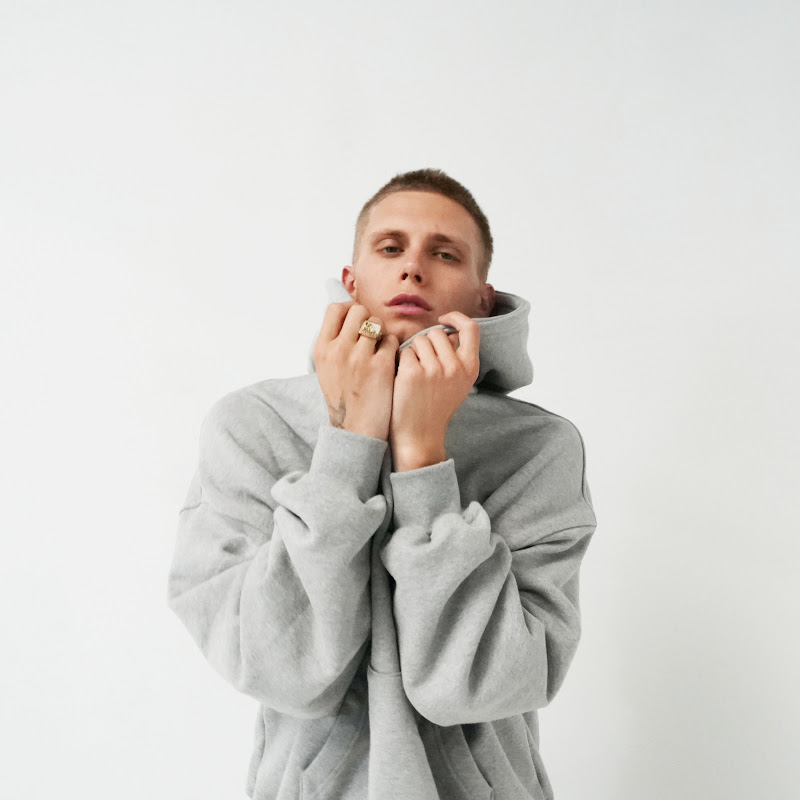 Charlieonnafriday - Topic