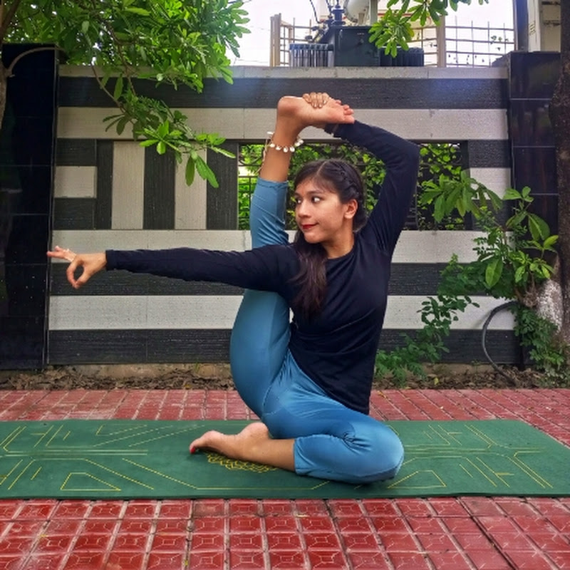 Yogaholic_Aashi 