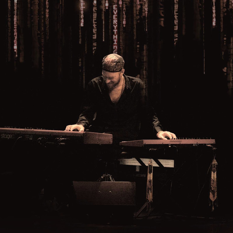 Maneesh De Moor - Topic