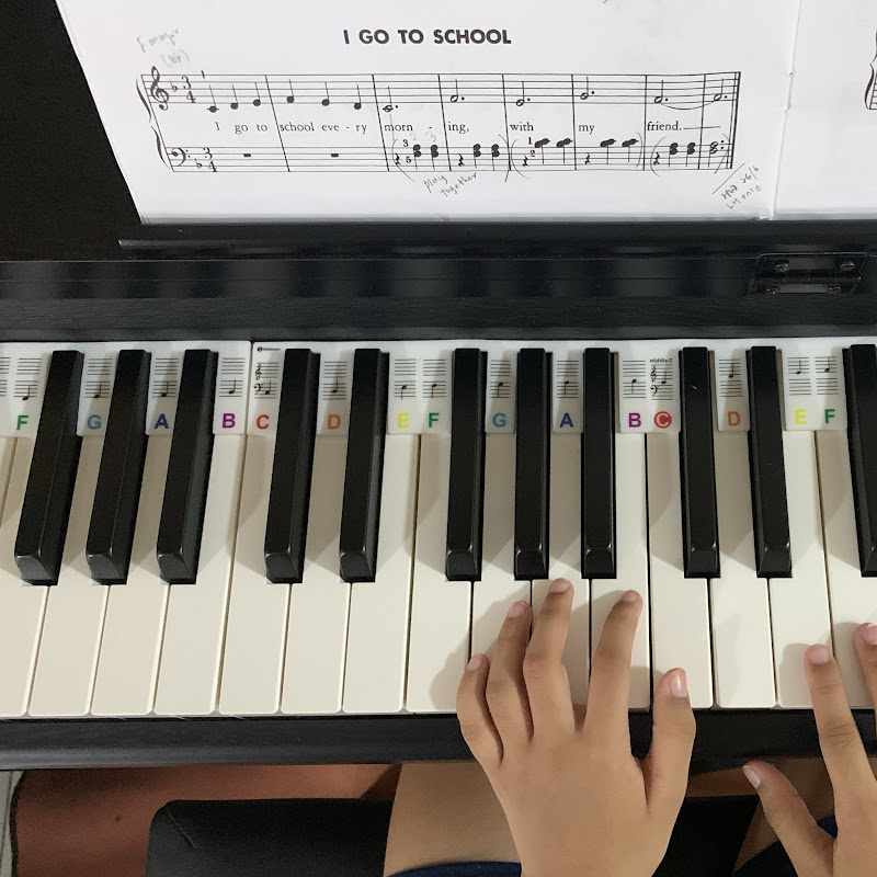 Let’s play piano with mica!