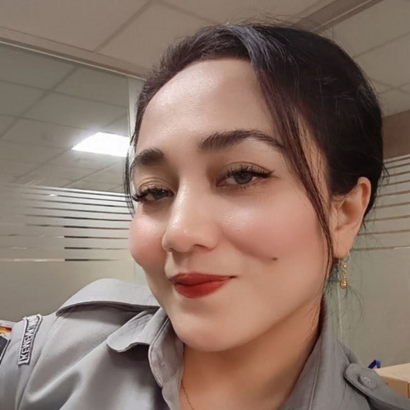 Mona Latumahina Official