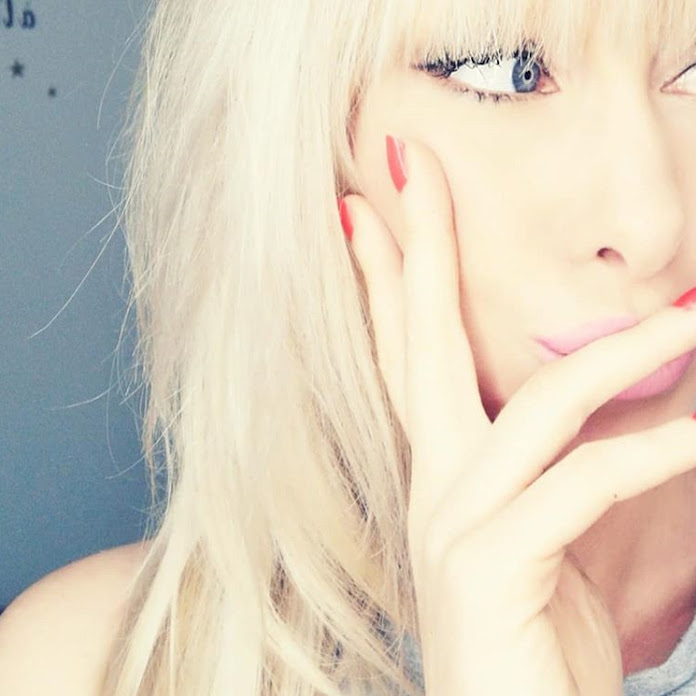 Caroline R Net Worth & Earnings (2026)