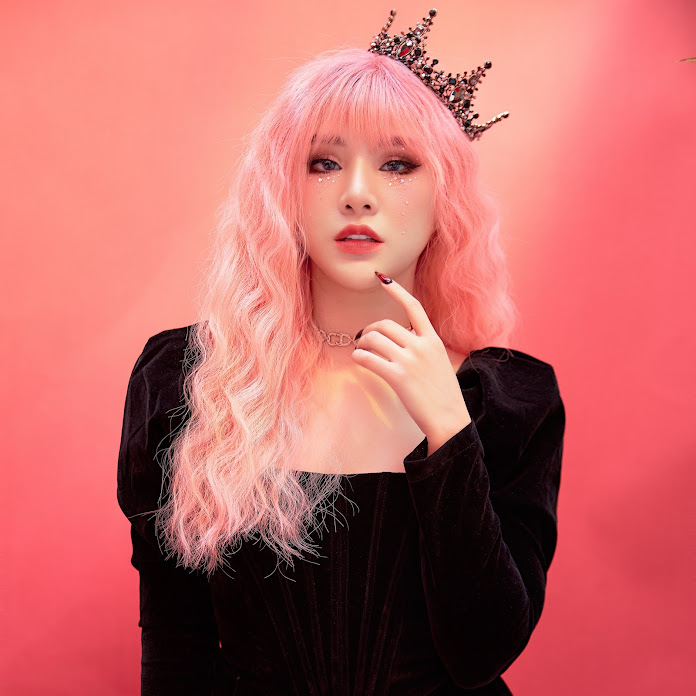 Lớp Học Tha Thu Net Worth & Earnings (2026)