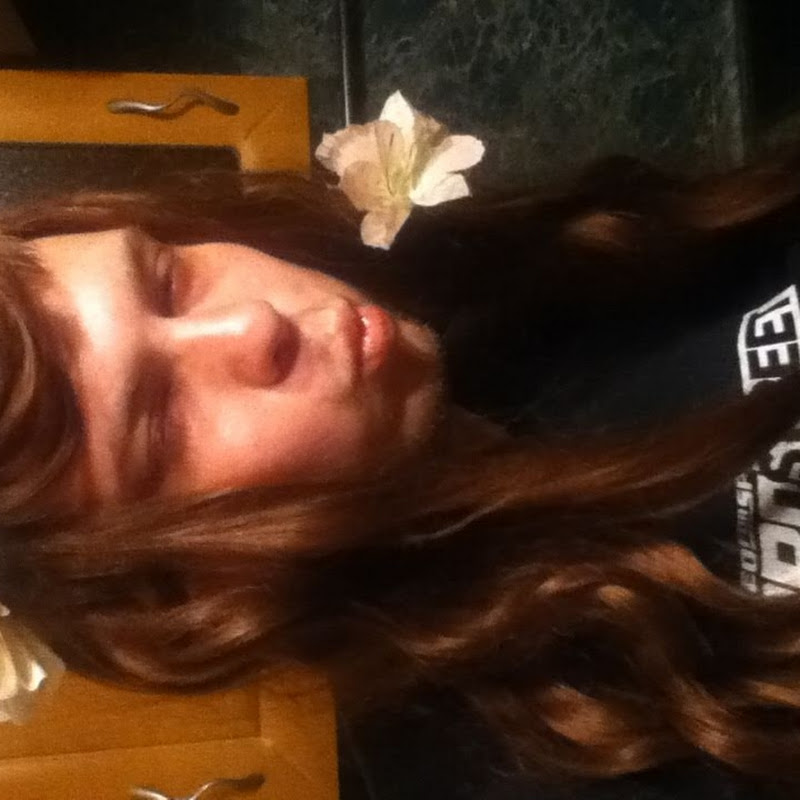 Сладкая крошка обслужила четыре потных члена