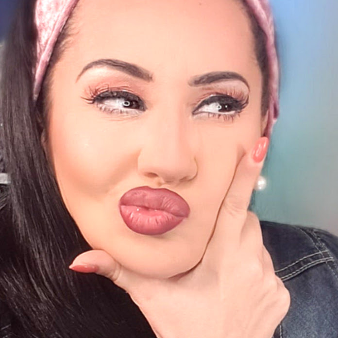 Lucia Sinatra Net Worth & Earnings (2026)