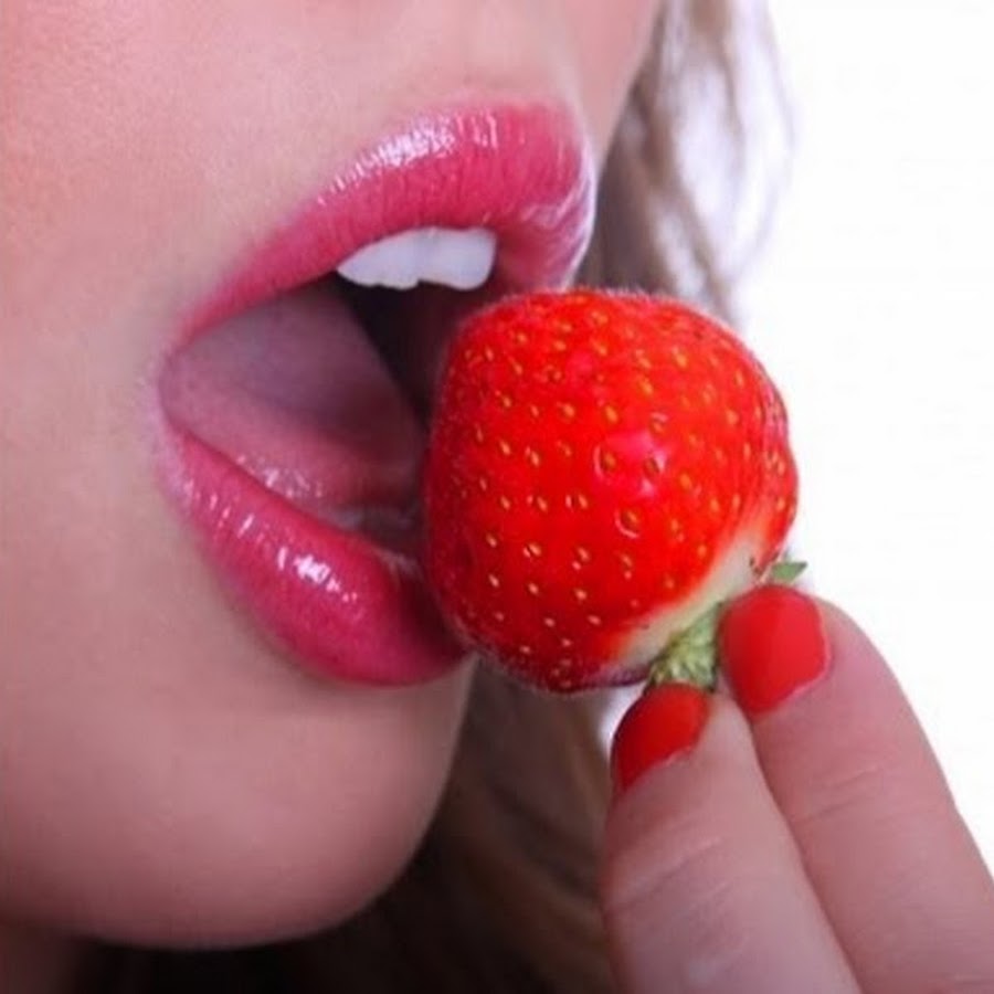 Брюнеточка делает приятно ротиком